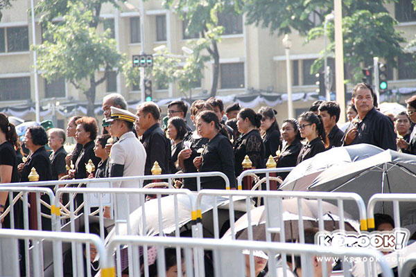 พิธีวางดอกไม้จันท์เริ่มแล้ว ประชาชนทยอยไปพระเมรุมาศจำลองทั่วประเทศ พิธีวางดอกไม้จันท์เริ่มแล้ว ประชาชนทยอยไปพระเมรุมาศจำลองทั่วประเทศ