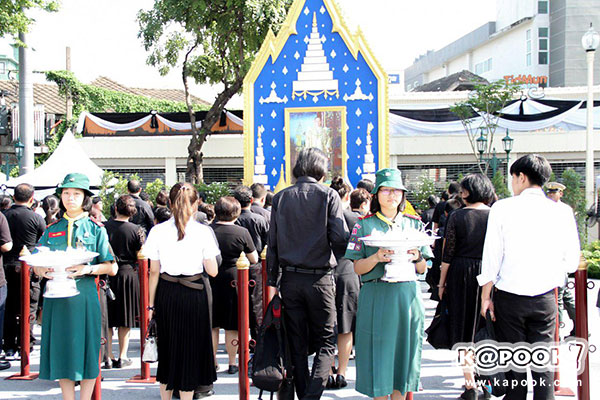 พิธีวางดอกไม้จันท์เริ่มแล้ว ประชาชนทยอยไปพระเมรุมาศจำลองทั่วประเทศ พิธีวางดอกไม้จันท์เริ่มแล้ว ประชาชนทยอยไปพระเมรุมาศจำลองทั่วประเทศ