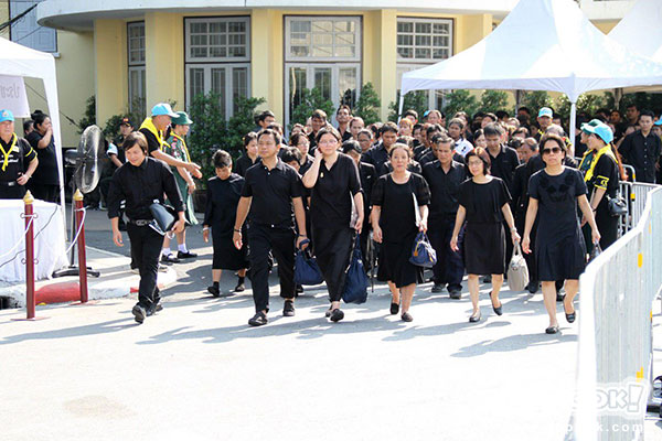 พิธีวางดอกไม้จันท์เริ่มแล้ว ประชาชนทยอยไปพระเมรุมาศจำลองทั่วประเทศ พิธีวางดอกไม้จันท์เริ่มแล้ว ประชาชนทยอยไปพระเมรุมาศจำลองทั่วประเทศ