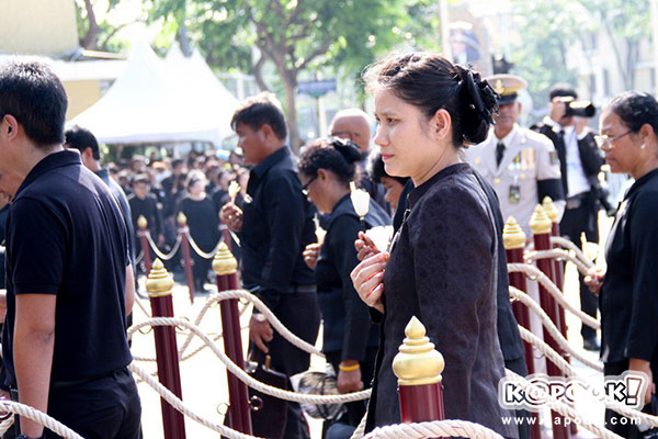 พิธีวางดอกไม้จันท์เริ่มแล้ว ประชาชนทยอยไปพระเมรุมาศจำลองทั่วประเทศ พิธีวางดอกไม้จันท์เริ่มแล้ว ประชาชนทยอยไปพระเมรุมาศจำลองทั่วประเทศ