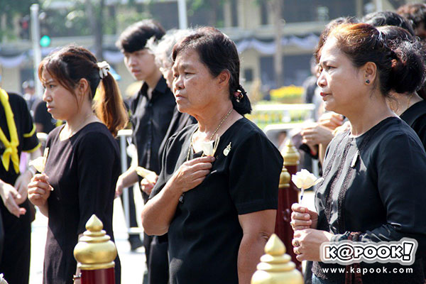 พิธีวางดอกไม้จันท์เริ่มแล้ว ประชาชนทยอยไปพระเมรุมาศจำลองทั่วประเทศ พิธีวางดอกไม้จันท์เริ่มแล้ว ประชาชนทยอยไปพระเมรุมาศจำลองทั่วประเทศ