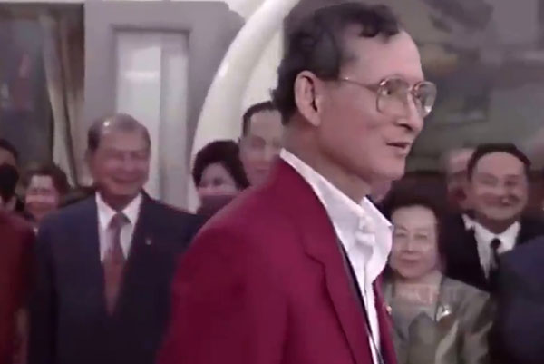 พระราชอารมณ์ขันของพ่อ...เมื่อครั้งทรงถ่ายรูปด้วยพระองค์เอง พระราชอารมณ์ขันของพ่อ...เมื่อครั้งทรงถ่ายรูปด้วยพระองค์เอง