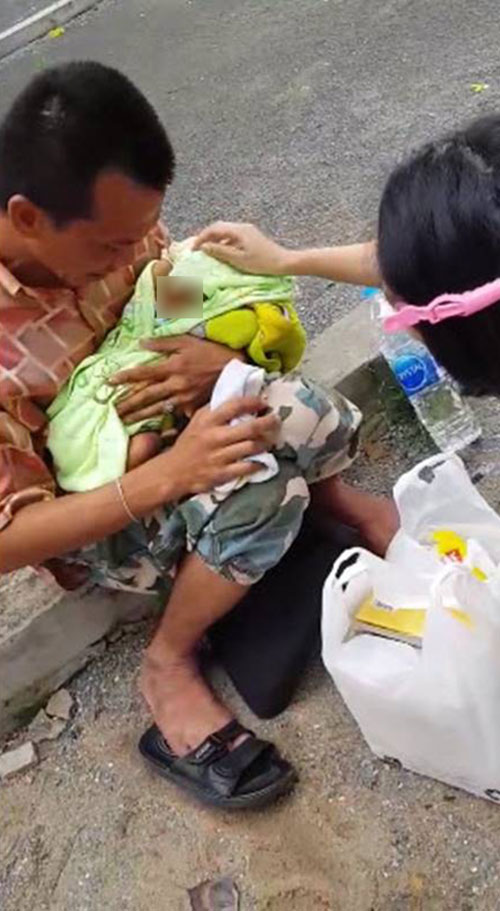 พลิกล็อก ! หนุ่มร่ำไห้อุ้มลูกแรกเกิด ที่แท้เข้าใจผิดคิดว่าเมียมีผู้ชายใหม่ พลิกล็อก ! หนุ่มร่ำไห้อุ้มลูกแรกเกิด ที่แท้เข้าใจผิดคิดว่าเมียมีผู้ชายใหม่