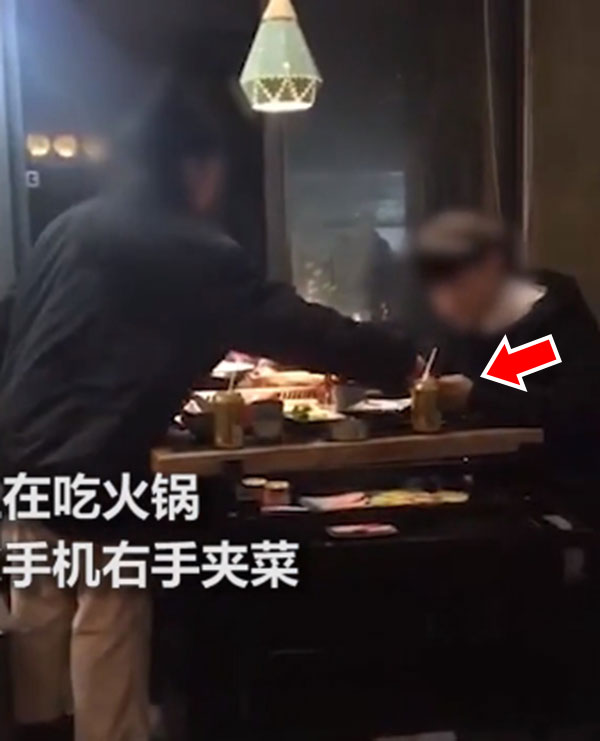 หนุ่มติดมือถือหนักไม่ยอมวางมือ สาวฉุนจัด โยนโทรศัพท์คู่เดตลงหม้อไฟ หนุ่มติดมือถือหนักไม่ยอมวางมือ สาวฉุนจัด โยนโทรศัพท์คู่เดตลงหม้อไฟ