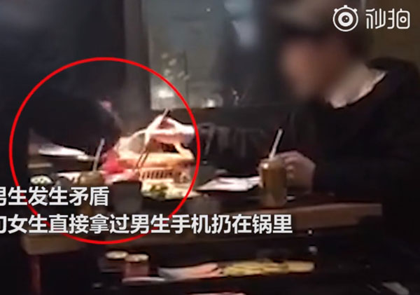 หนุ่มติดมือถือหนักไม่ยอมวางมือ สาวฉุนจัด โยนโทรศัพท์คู่เดตลงหม้อไฟ หนุ่มติดมือถือหนักไม่ยอมวางมือ สาวฉุนจัด โยนโทรศัพท์คู่เดตลงหม้อไฟ