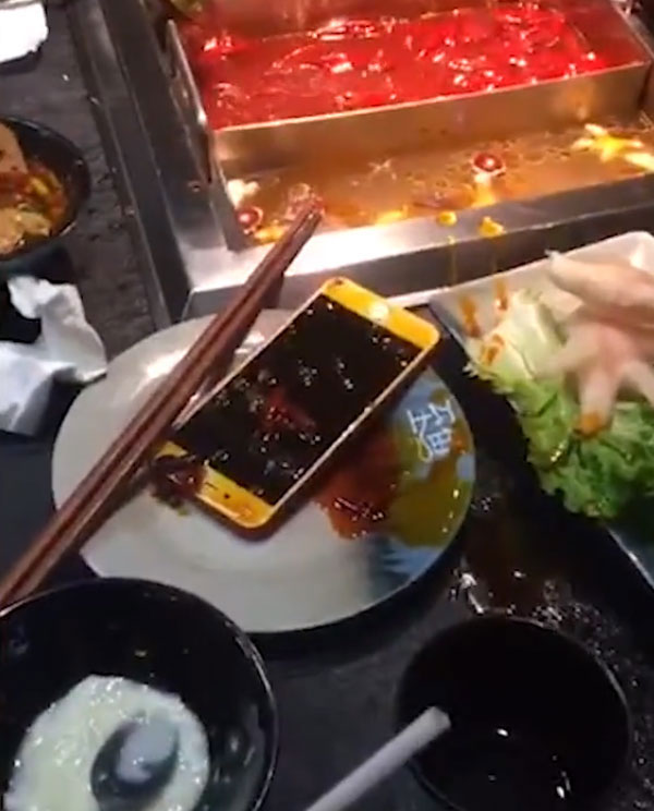 หนุ่มติดมือถือหนักไม่ยอมวางมือ สาวฉุนจัด โยนโทรศัพท์คู่เดตลงหม้อไฟ หนุ่มติดมือถือหนักไม่ยอมวางมือ สาวฉุนจัด โยนโทรศัพท์คู่เดตลงหม้อไฟ