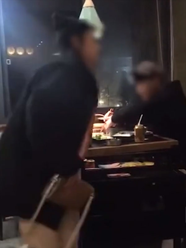 หนุ่มติดมือถือหนักไม่ยอมวางมือ สาวฉุนจัด โยนโทรศัพท์คู่เดตลงหม้อไฟ หนุ่มติดมือถือหนักไม่ยอมวางมือ สาวฉุนจัด โยนโทรศัพท์คู่เดตลงหม้อไฟ