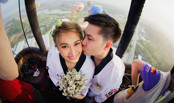 เป็นเอก-บุตรี ควงคู่บอลลูนเลิฟบอกรักบนฟ้า รับวันวาเลนไทน์ เป็นเอก-บุตรี ควงคู่บอลลูนเลิฟบอกรักบนฟ้า รับวันวาเลนไทน์