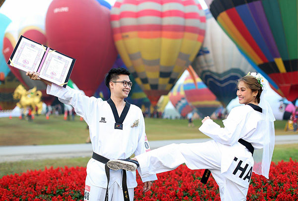 เป็นเอก-บุตรี ควงคู่บอลลูนเลิฟบอกรักบนฟ้า รับวันวาเลนไทน์ เป็นเอก-บุตรี ควงคู่บอลลูนเลิฟบอกรักบนฟ้า รับวันวาเลนไทน์