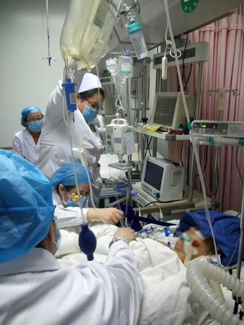 แพทย์หญิงชาวจีนทำงานหนักจนเสียชีวิต แพทย์หญิงชาวจีนทำงานหนักจนเสียชีวิต