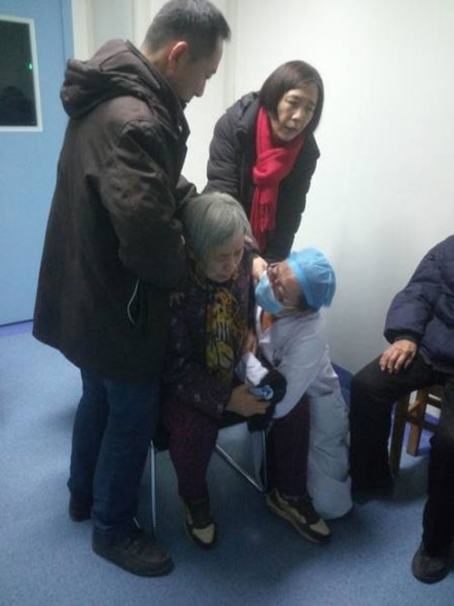 แพทย์หญิงชาวจีนทำงานหนักจนเสียชีวิต แพทย์หญิงชาวจีนทำงานหนักจนเสียชีวิต