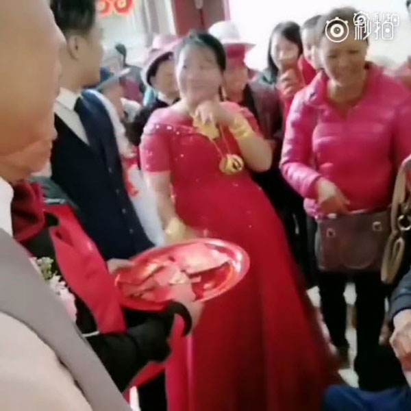 เศรษฐีนีวัย 38 ควงเจ้าบ่าววัย 23 เข้าห้องหอ พร้อมเปย์ 24.7 ล้านเป็นค่าสินสอด เศรษฐีนีวัย 38 ควงเจ้าบ่าววัย 23 เข้าห้องหอ พร้อมเปย์ 24.7 ล้านเป็นค่าสินสอด