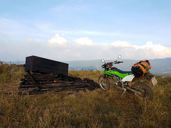 นักบิดเจอโลงศพเผาไม่หมดบนภูลมโล นักบิดเจอโลงศพเผาไม่หมดบนภูลมโล