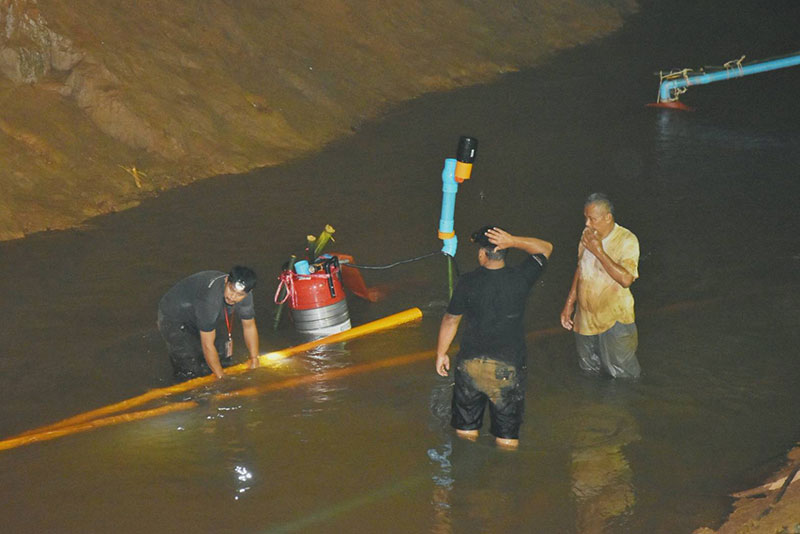 พล.อ. ประยุทธ์ จันทร์โอชา ขอบคุณทุกฝ่าย ช่วยค้นหา 13 ชีวิตติดถ้ำหลวง พล.อ. ประยุทธ์ จันทร์โอชา ขอบคุณทุกฝ่าย ช่วยค้นหา 13 ชีวิตติดถ้ำหลวง