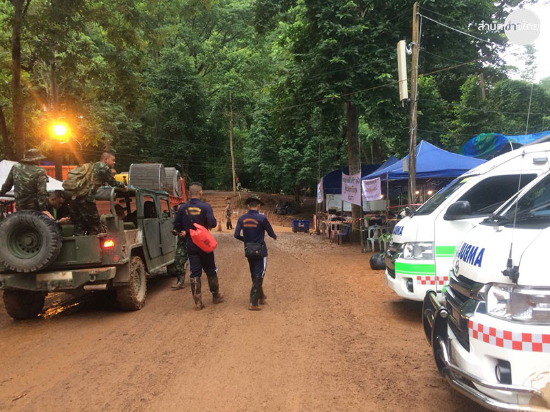 พล.อ. ประยุทธ์ จันทร์โอชา ขอบคุณทุกฝ่าย ช่วยค้นหา 13 ชีวิตติดถ้ำหลวง พล.อ. ประยุทธ์ จันทร์โอชา ขอบคุณทุกฝ่าย ช่วยค้นหา 13 ชีวิตติดถ้ำหลวง