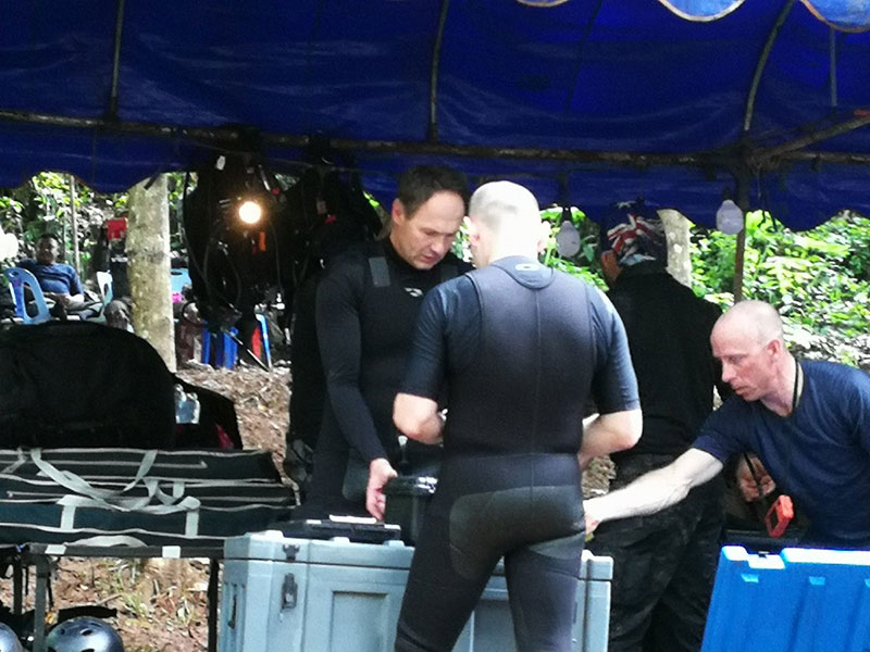 พล.อ. ประยุทธ์ จันทร์โอชา ขอบคุณทุกฝ่าย ช่วยค้นหา 13 ชีวิตติดถ้ำหลวง พล.อ. ประยุทธ์ จันทร์โอชา ขอบคุณทุกฝ่าย ช่วยค้นหา 13 ชีวิตติดถ้ำหลวง