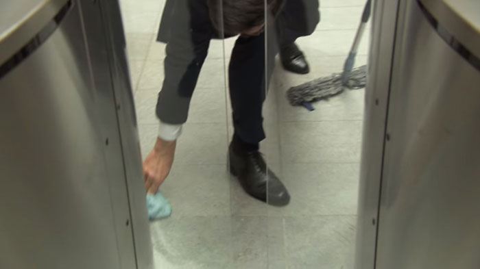 เมื่อนายกฯ เนเธอร์แลนด์ เผลอทำกาแฟหกในสภา เมื่อนายกฯ เนเธอร์แลนด์ เผลอทำกาแฟหกในสภา