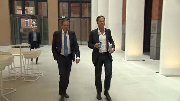 เมื่อนายกฯ เนเธอร์แลนด์ เผลอทำกาแฟหกในสภา เมื่อนายกฯ เนเธอร์แลนด์ เผลอทำกาแฟหกในสภา