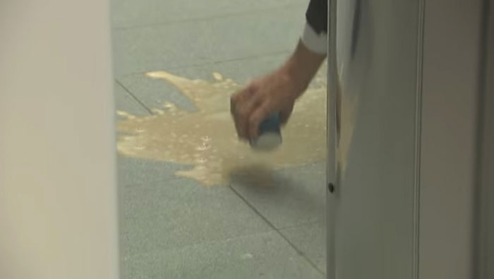 เมื่อนายกฯ เนเธอร์แลนด์ เผลอทำกาแฟหกในสภา เมื่อนายกฯ เนเธอร์แลนด์ เผลอทำกาแฟหกในสภา