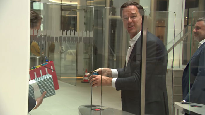 เมื่อนายกฯ เนเธอร์แลนด์ เผลอทำกาแฟหกในสภา เมื่อนายกฯ เนเธอร์แลนด์ เผลอทำกาแฟหกในสภา