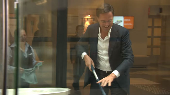 เมื่อนายกฯ เนเธอร์แลนด์ เผลอทำกาแฟหกในสภา เมื่อนายกฯ เนเธอร์แลนด์ เผลอทำกาแฟหกในสภา