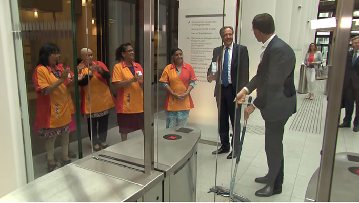 เมื่อนายกฯ เนเธอร์แลนด์ เผลอทำกาแฟหกในสภา เมื่อนายกฯ เนเธอร์แลนด์ เผลอทำกาแฟหกในสภา