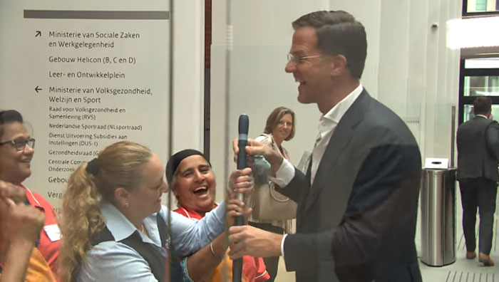 เมื่อนายกฯ เนเธอร์แลนด์ เผลอทำกาแฟหกในสภา เมื่อนายกฯ เนเธอร์แลนด์ เผลอทำกาแฟหกในสภา