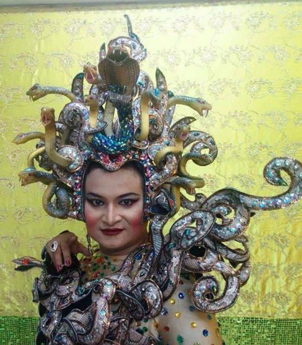 ร่างทรงพระแม่เมดูซ่า จ้องหน้าผู้ชายกลายเป็นหินทันที ร่างทรงพระแม่เมดูซ่า จ้องหน้าผู้ชายกลายเป็นหินทันที