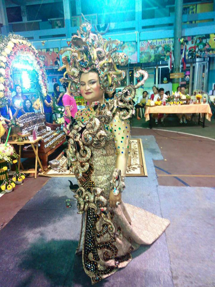 ร่างทรงพระแม่เมดูซ่า จ้องหน้าผู้ชายกลายเป็นหินทันที ร่างทรงพระแม่เมดูซ่า จ้องหน้าผู้ชายกลายเป็นหินทันที