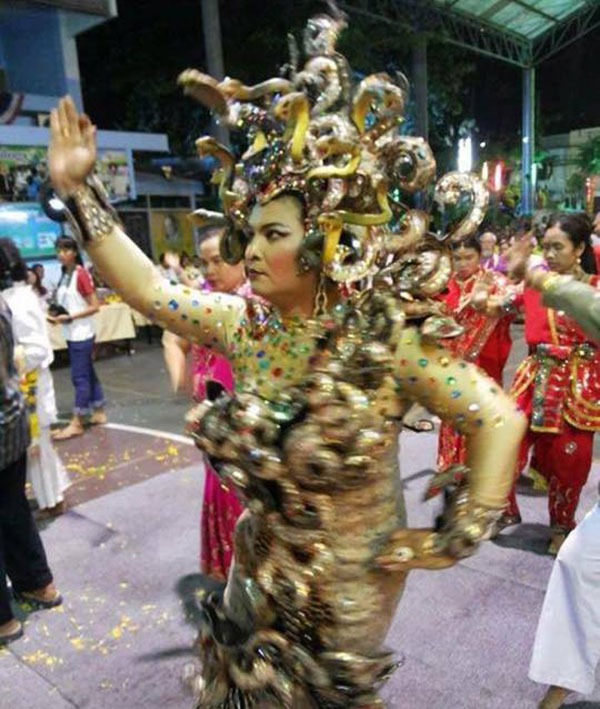 ร่างทรงพระแม่เมดูซ่า จ้องหน้าผู้ชายกลายเป็นหินทันที ร่างทรงพระแม่เมดูซ่า จ้องหน้าผู้ชายกลายเป็นหินทันที