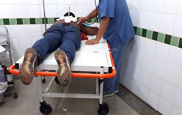 หนุ่มโดนมีดปักกลางหลัง แต่ยังยืนคุยได้อย่างชิล บอกงงไม่รู้มีดมาจากไหน หนุ่มโดนมีดปักกลางหลัง แต่ยังยืนคุยได้อย่างชิล บอกงงไม่รู้มีดมาจากไหน