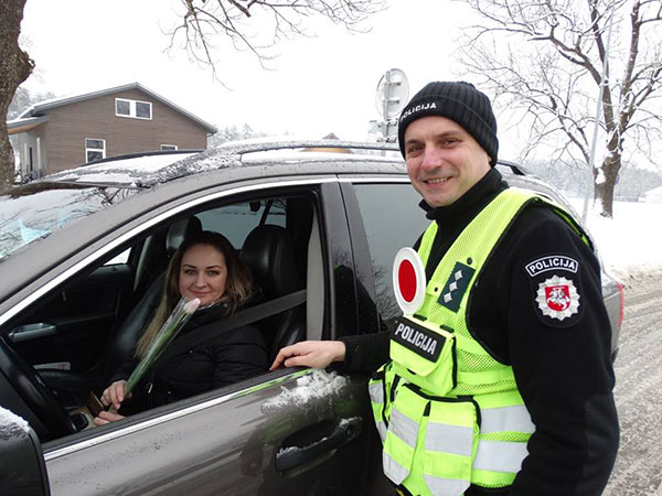 ตำรวจลิทัวเนียฉลองวันสตรีสากล แจกดอกไม้ให้ผู้หญิงแทนใบสั่ง ตำรวจลิทัวเนียฉลองวันสตรีสากล แจกดอกไม้ให้ผู้หญิงแทนใบสั่ง