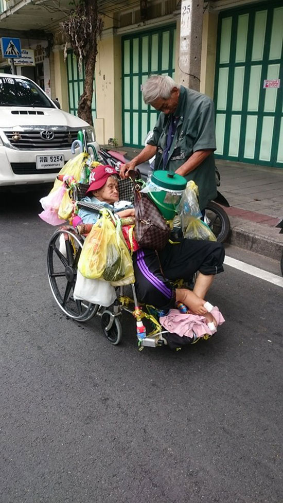 ภาพตาเข็นรถเข็นยายพิการ ขนของพะรุงพะรัง ภาพตาเข็นรถเข็นยายพิการ ขนของพะรุงพะรัง