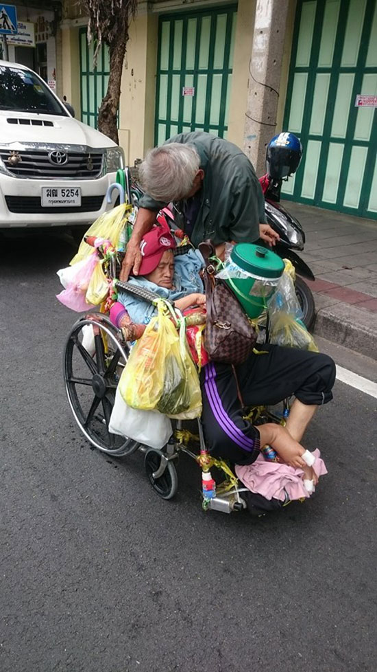 ภาพตาเข็นรถเข็นยายพิการ ขนของพะรุงพะรัง ภาพตาเข็นรถเข็นยายพิการ ขนของพะรุงพะรัง