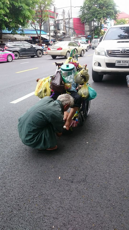 ภาพตาเข็นรถเข็นยายพิการ ขนของพะรุงพะรัง ภาพตาเข็นรถเข็นยายพิการ ขนของพะรุงพะรัง
