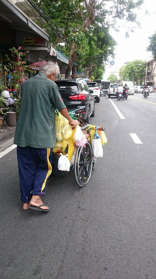 ภาพตาเข็นรถเข็นยายพิการ ขนของพะรุงพะรัง ภาพตาเข็นรถเข็นยายพิการ ขนของพะรุงพะรัง