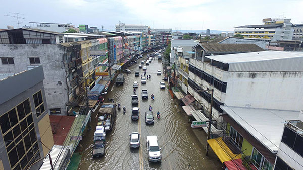 น้ำท่วมพิษณุโลก หลังฝนถล่มหนัก ถนนหลายสายในตัวเมือง น้ำสูงครึ่งเมตร น้ำท่วมพิษณุโลก หลังฝนถล่มหนัก ถนนหลายสายในตัวเมือง น้ำสูงครึ่งเมตร