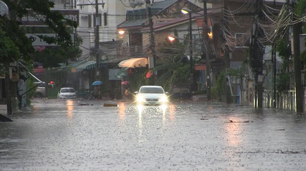 น้ำท่วมพิษณุโลก หลังฝนถล่มหนัก ถนนหลายสายในตัวเมือง น้ำสูงครึ่งเมตร น้ำท่วมพิษณุโลก หลังฝนถล่มหนัก ถนนหลายสายในตัวเมือง น้ำสูงครึ่งเมตร