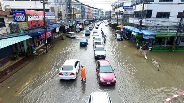 น้ำท่วมพิษณุโลก หลังฝนถล่มหนัก ถนนหลายสายในตัวเมือง น้ำสูงครึ่งเมตร น้ำท่วมพิษณุโลก หลังฝนถล่มหนัก ถนนหลายสายในตัวเมือง น้ำสูงครึ่งเมตร