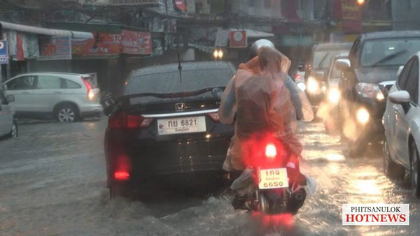 น้ำท่วมพิษณุโลก หลังฝนถล่มหนัก ถนนหลายสายในตัวเมือง น้ำสูงครึ่งเมตร น้ำท่วมพิษณุโลก หลังฝนถล่มหนัก ถนนหลายสายในตัวเมือง น้ำสูงครึ่งเมตร