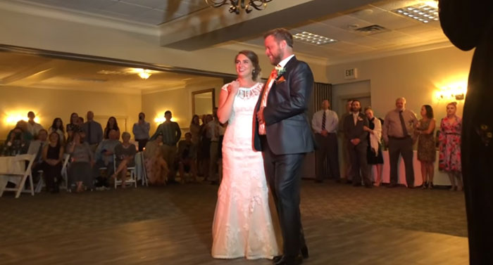 แก๊งพี่ชายทำเซอร์ไพรส์เรียกน้ำตา พาพ่อผู้ล่วงลับ มาอยู่ในงานแต่งน้องสาวอีกครั้ง แก๊งพี่ชายทำเซอร์ไพรส์เรียกน้ำตา พาพ่อผู้ล่วงลับ มาอยู่ในงานแต่งน้องสาวอีกครั้ง