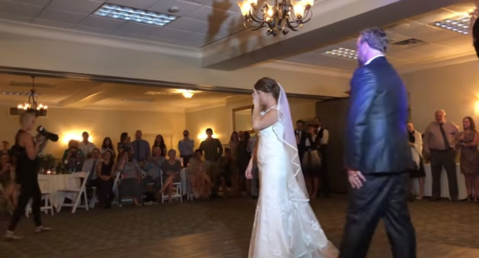 แก๊งพี่ชายทำเซอร์ไพรส์เรียกน้ำตา พาพ่อผู้ล่วงลับ มาอยู่ในงานแต่งน้องสาวอีกครั้ง แก๊งพี่ชายทำเซอร์ไพรส์เรียกน้ำตา พาพ่อผู้ล่วงลับ มาอยู่ในงานแต่งน้องสาวอีกครั้ง