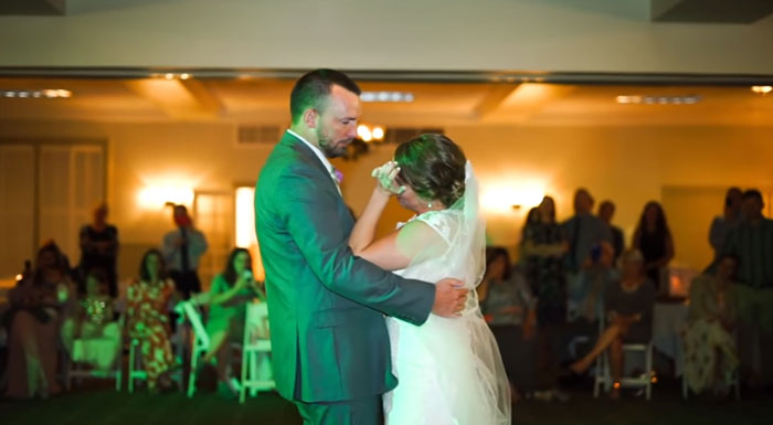 แก๊งพี่ชายทำเซอร์ไพรส์เรียกน้ำตา พาพ่อผู้ล่วงลับ มาอยู่ในงานแต่งน้องสาวอีกครั้ง แก๊งพี่ชายทำเซอร์ไพรส์เรียกน้ำตา พาพ่อผู้ล่วงลับ มาอยู่ในงานแต่งน้องสาวอีกครั้ง