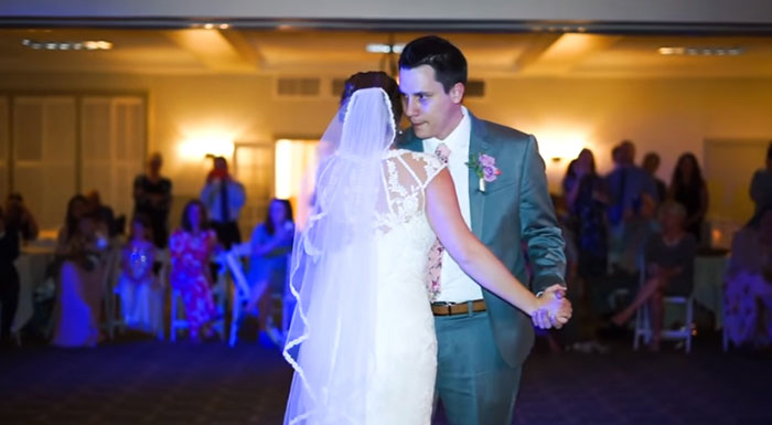 แก๊งพี่ชายทำเซอร์ไพรส์เรียกน้ำตา พาพ่อผู้ล่วงลับ มาอยู่ในงานแต่งน้องสาวอีกครั้ง แก๊งพี่ชายทำเซอร์ไพรส์เรียกน้ำตา พาพ่อผู้ล่วงลับ มาอยู่ในงานแต่งน้องสาวอีกครั้ง