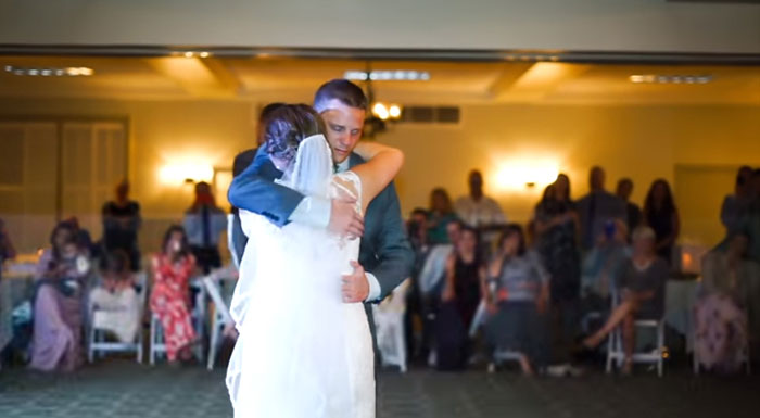 แก๊งพี่ชายทำเซอร์ไพรส์เรียกน้ำตา พาพ่อผู้ล่วงลับ มาอยู่ในงานแต่งน้องสาวอีกครั้ง แก๊งพี่ชายทำเซอร์ไพรส์เรียกน้ำตา พาพ่อผู้ล่วงลับ มาอยู่ในงานแต่งน้องสาวอีกครั้ง