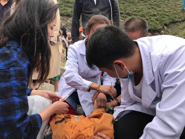 จากฮันนีมูนกลายเป็นภารกิจช่วยชีวิต นางฟ้าสาวสุดกล้า รุดช่วย 4 ชีวิตจากรถไฟไหม้ จากฮันนีมูนกลายเป็นภารกิจช่วยชีวิต นางฟ้าสาวสุดกล้า รุดช่วย 4 ชีวิตจากรถไฟไหม้