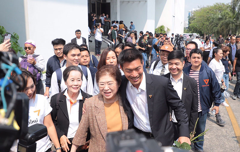 ศรีวราห์ เผยเตรียมเรียกแม่ธนาธร สอบเอี่ยว มาตรา 116 ยันคดีไม่เกี่ยวเลือกตั้ง ศรีวราห์ เผยเตรียมเรียกแม่ธนาธร สอบเอี่ยว มาตรา 116 ยันคดีไม่เกี่ยวเลือกตั้ง