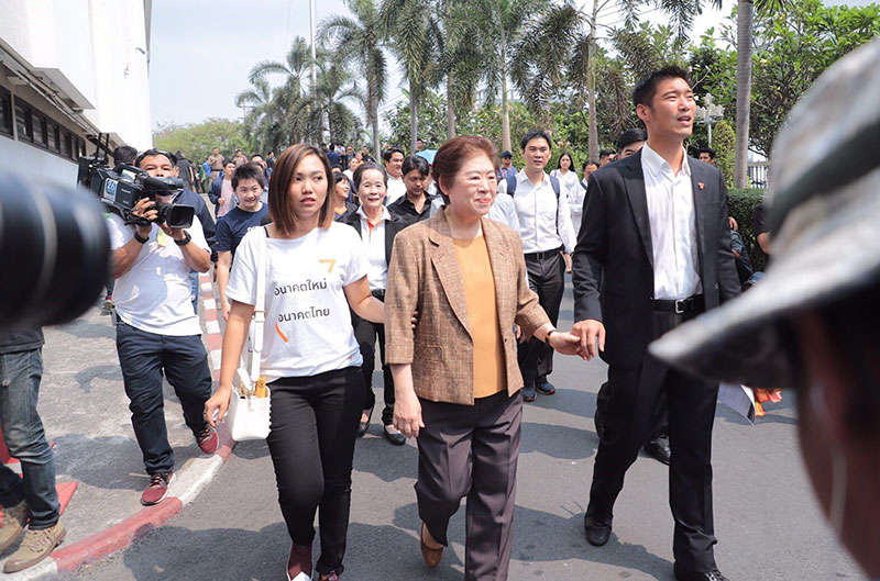 ศรีวราห์ เผยเตรียมเรียกแม่ธนาธร สอบเอี่ยว มาตรา 116 ยันคดีไม่เกี่ยวเลือกตั้ง ศรีวราห์ เผยเตรียมเรียกแม่ธนาธร สอบเอี่ยว มาตรา 116 ยันคดีไม่เกี่ยวเลือกตั้ง