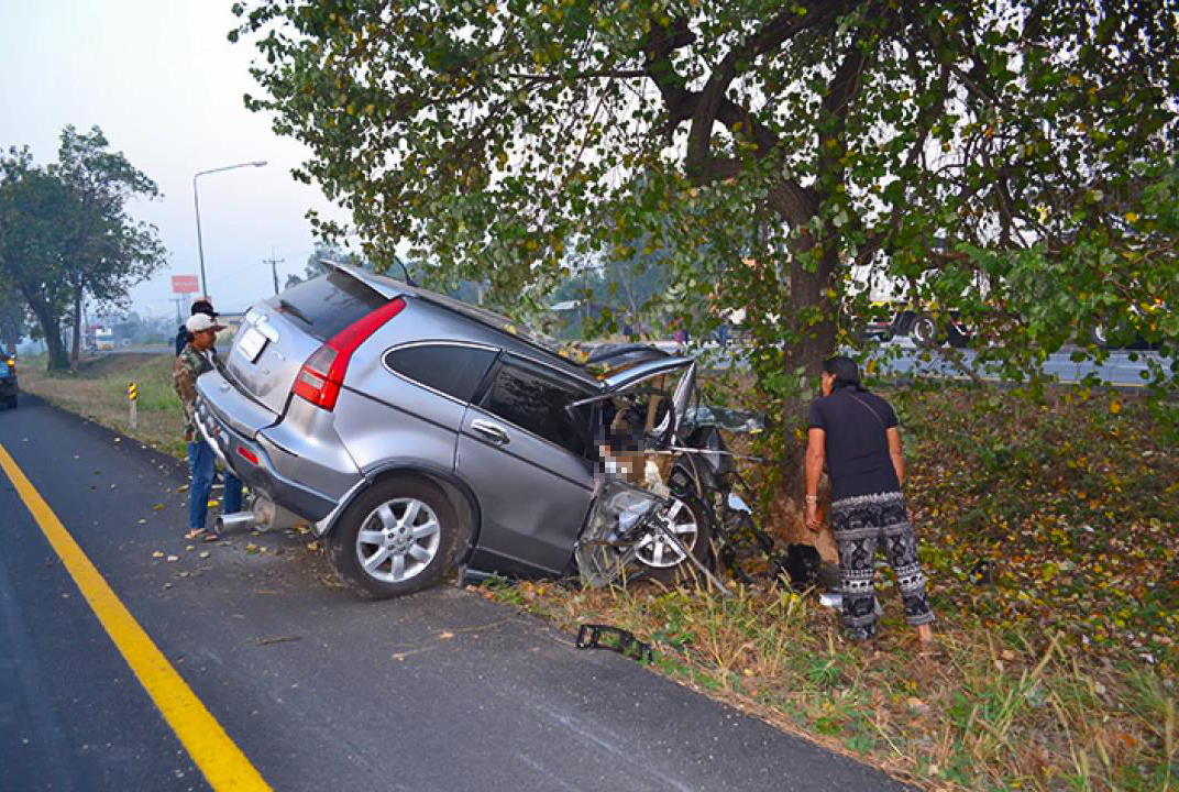 เศร้า...พ่อขับเก๋งส่งลูกสาวสอบชิงทุนฯ ที่ กทม. วูบชนต้นไม้เต็มแรง ดับทั้งคู่ เศร้า...พ่อขับเก๋งส่งลูกสาวสอบชิงทุนฯ ที่ กทม. วูบชนต้นไม้เต็มแรง ดับทั้งคู่