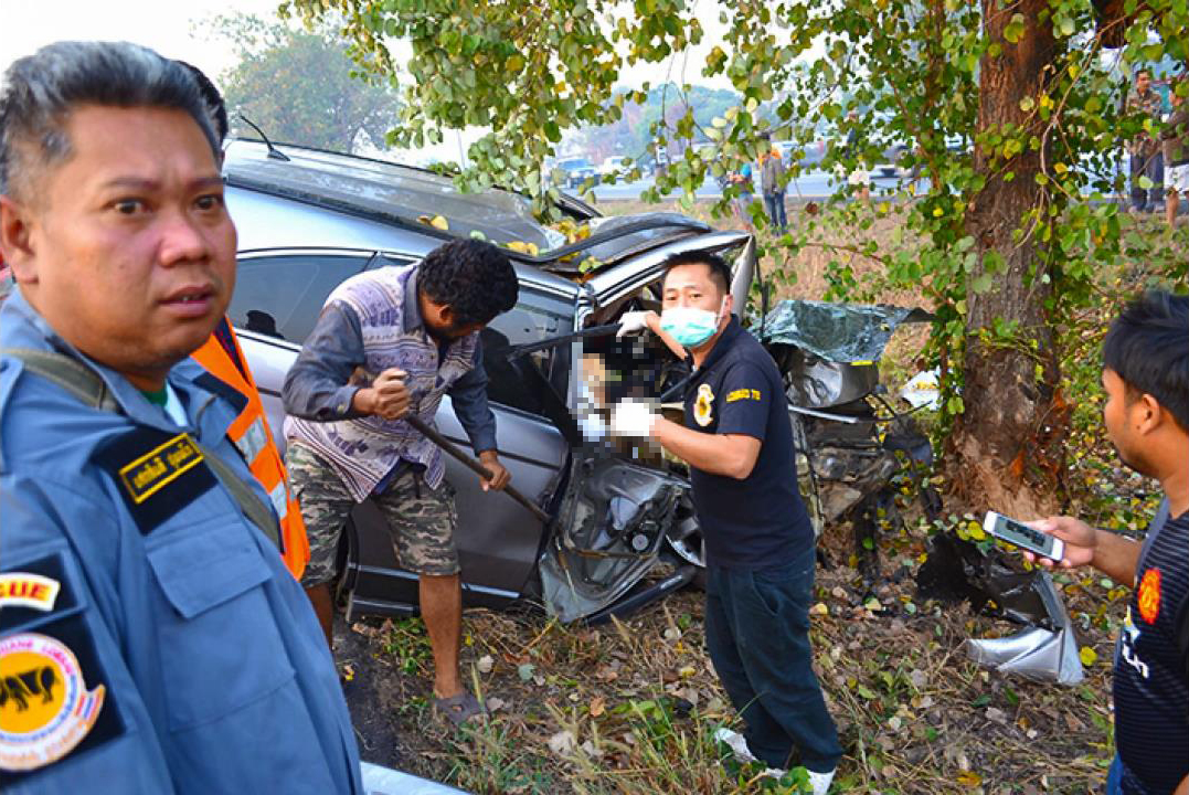 เศร้า...พ่อขับเก๋งส่งลูกสาวสอบชิงทุนฯ ที่ กทม. วูบชนต้นไม้เต็มแรง ดับทั้งคู่ เศร้า...พ่อขับเก๋งส่งลูกสาวสอบชิงทุนฯ ที่ กทม. วูบชนต้นไม้เต็มแรง ดับทั้งคู่